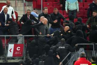 Des joueurs au milieu de bagarres entre supporters après AZ Alkmaar-West Ham en Coupe d’Europe