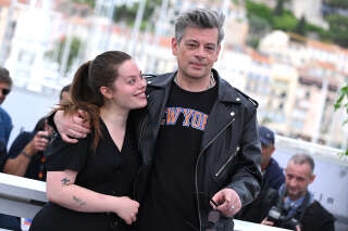 Au casting du même film, Benjamin Biolay et sa fille prennent la pose à Cannes