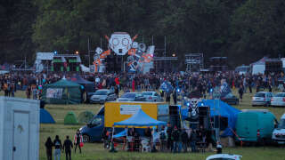 A general view of Teknival, a free techno music festival, in a field in Villegongis, central France, on May 18, 2023. Partygoers flocked by the thousands to Villegongis, a small village in Indre, defying the local prefecture's ban to celebrate the festival's 30th anniversary, whose last edition dated back to 2019 before the Covid pandemic, with numbers of those attending the techno festival reaching 15,000 to 20,000. (Photo by GUILLAUME SOUVANT / AFP)