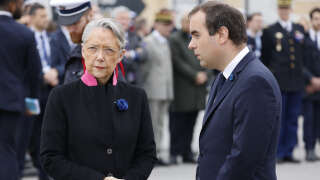 Elisabeth Borne et le ministre des Armées, Sébastien Lecornu, lors des cérémonies du 8 mai 2023.