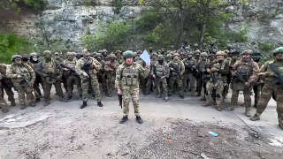 Le chef du groupe paramilitaire Wagner a annoncé ce samedi 20 mai avoir capturé la ville de Bakhmout, en Ukraine. (Photo : Evguéni Prigojine s’adressant aux hauts gradés de l’armée russe devant des combattants de Wagner)
