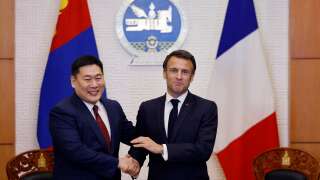 Macron a défendu des projets énergétiques lors de sa visite en Mongolie, ce dimanche 21 mai. ( Photo : Le Premier ministre mongol Luvsannamsrain Oyun-Erdene et Emmanuel Macron se serrent la mainau palais du gouvernement à Oulan-Bator)