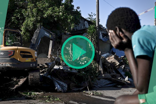 Suspendue un mois, la démolition de ce grand bidonville de Mayotte commence
