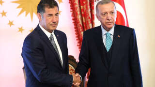 Le président turc Recep Tayyip Erdogan (à droite) rencontrant l’ancien candidat présidentiel de l’Alliance ATA Sinan Ogan au bureau de Dolmabahce à Istanbul le 19 mai.