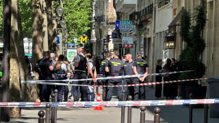 Le Boulevard de Courcelles, dans le VIIIe arrondissement de Paris, bouclé par les forces de l’ordre après cette attaque armée qui a fait un mort mercredi 24 mai.