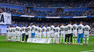 MADRID, SPAIN - MAY 24: Players of Real Madrid CF with a jersey on support of Vinicius Junior of Real Madrid CF during the LaLiga Santander match between Real Madrid CF and Rayo Vallecano at Estadio Santiago Bernabeu on May 24, 2023 in Madrid, Spain. (Photo by Diego Souto/Quality Sport Images/Getty Images)