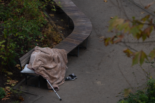 Un sans-abri dans un jardin de Paris (image d’illustration)
