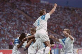 Olympique de Marseille players celebrate their victory after defeating A.C Milan 1-0 in the final of the European Champions Cup, on May 26, 1993 in Munich. It is the first victory of a French club in the history of this competition. (Photo by GEORGES GOBET / AFP)