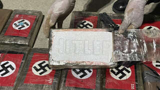 Au Pérou, la police saisit 58 kg de cocaïne décorés de symboles nazis