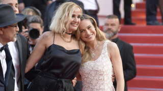 Julia Ducournau et Brie Larson très complices avant d’assister à la projection du film « Elemental » et à la cérémonie de clôture du 76e festival de Cannes.