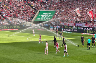 Le Bayern encore sacré... Sous l’arrosage automatique de la pelouse