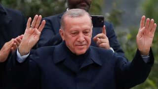 Depuis le toit d’un bus, le président turc Recep Tayyip Erdogan a fêté sa victoire à l’issue du deuxième tour de l’élection présidentielle en Turquie.