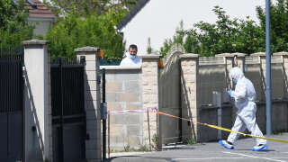 French police forensic officers stand at the entrance of a house where the bodies of a woman and two children were found in Dreux, north-western France, on May 25, 2023. According to a police source, the three victims are a mother and her two children. (Photo by JEAN-FRANCOIS MONIER / AFP)