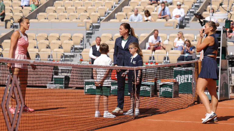 Ukraine's Marta Kostyuk (R) and Belarus' Aryna Sabalenka (L) attend the toss prior to their women's singles match on day one of the Roland-Garros Open tennis tournament at the Court Philippe-Chatrier in Paris on May 28, 2023. (Photo by Thomas SAMSON / AFP)