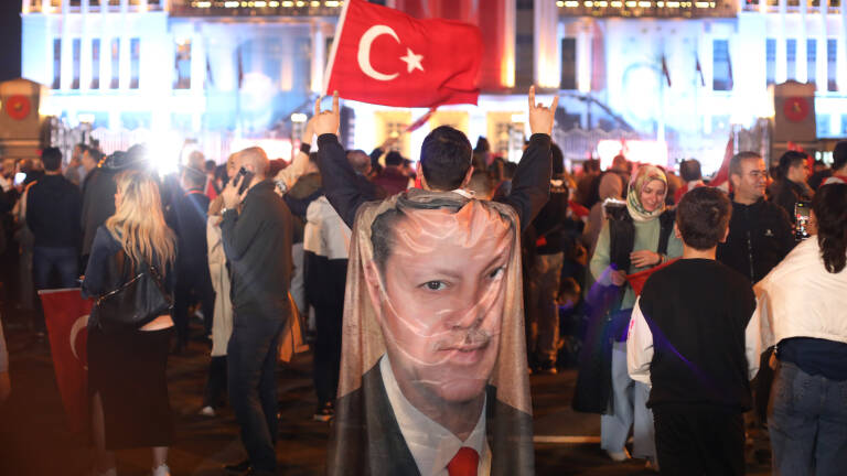 La foule turque célèbre la victoire de Recep Tayyip Erdogan à la présidentielle, le 28 mai.