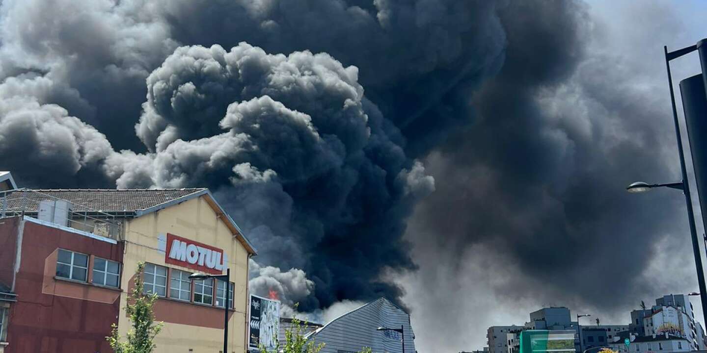 L’incendie d’un entrepôt à Aubervilliers, près de Paris, provoque un impressionnant panache de fumée
