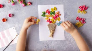 Bricolage en papier pour la fête des mères : un bouquet de fleurs avec du papier et des pâtes colorées.