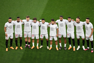 Contre l’AS Rome, les joueurs du Séville FC arborent un t-shirt en soutien à Sergio Rico