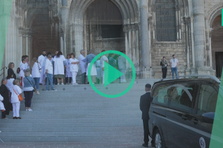 Les images émouvantes de la longue file de blouses blanches aux obsèques de l’infirmière Carène Mezino à Reims