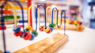 Cette photographie présente des jeux en bois de couleurs destinés aux enfants en bas-âges.