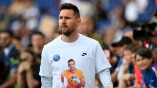 Paris Saint-Germain's Argentine forward Lionel Messi warms up as he wears a T-shirt with a portrait of Paris Saint-Germain's Spanish goalkeeper Sergio Rico, who is in serious condition after a horse-riding accident, prior to the French L1 football match between Paris Saint-Germain (PSG) and Clermont Foot 63 at the Parc des Princes Stadium in Paris on June 3, 2023. (Photo by FRANCK FIFE / AFP)
