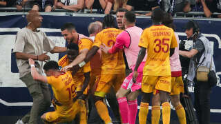 Durant le match de Ligue 2 entre Rodez et Bordeaux, un joueur ruthénois est resté au sol après avoir été bousculé par un ultra des Girondins de Bordeaux qui a fait irruption sur la pelouse.