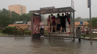 Sur cette photo prise en périphérie de Lyon, des habitants sont contraints de s’abriter sur le banc d’un abribus. Il faut dire que l’orage et les pluies diluviennes qui se sont abattus sur Lyon en ont surpris plus d’un.