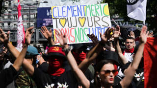 Des manifestants tiennent une pancarte sur laquelle on peut lire « Clément Méric, toujours dans notre combat » lors d’une manifestation organisée en sa mémoire, à Paris, le 4 juin 2023.