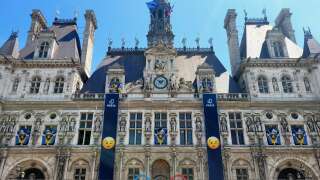 Deux banderoles affichant un smiley « clin d’oeil » ont été affichées sur la façade de l’Hôtel de ville de Paris, lundi 5 juin, en soutien à la contestation de la réforme des retraites.