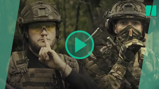Les soldats ukrainiens font des gestes de silence