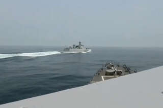 Les images de la dangereuse rencontre entre des navires de guerre chinois et américain au large de Taïwan