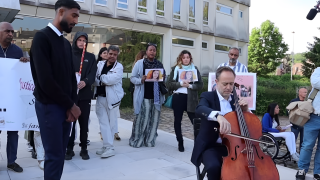 Le violoncelliste français Henri Demarquette est venu jouer quelques notes de musique avant l’ouverture du procès pour meurtre de Shaïna, tuée en 2019 dans l’Oise.