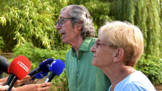 Patrick et Isabelle Balkany devant la presse à Giverny, le 5 août 2022.