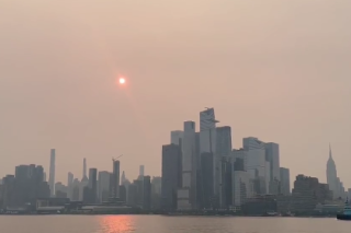 Le ciel de New York plongé dans un brouillard orange à cause des feux au Canada 