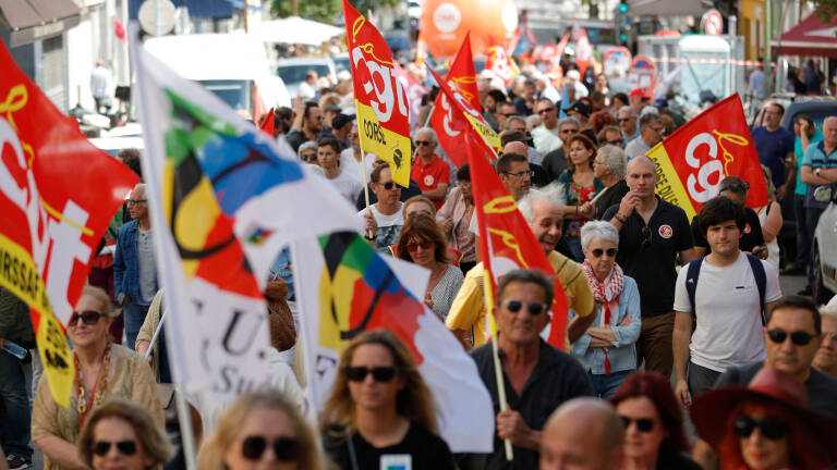 Cortège de manifestants contre la réforme des retraites photographié à Ajaccio ce mardi 6 juin.