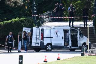 Investigators of the judicial police work at the scene of a stabbing attack in a the 'Jardins de l'Europe' parc in Annecy, French Alps, on June 8, 2023. A man armed with a knife stabbed four preschool children and injured two adults by a lake in the French Alps on June 8 in an attack that sent shock waves through the country. The suspect is a Syrian in his early 30s who was granted refugee status in Sweden in April, a police source told AFP. He was arrested at the scene. (Photo by OLIVIER CHASSIGNOLE / AFP)