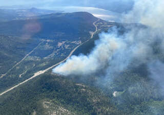 This handout image provided by the BC Wildfire Service on June 5, 2023, shows an aerial view of the Pigeon Creek wildfire near Peachland, British Columbia, Canada. As of Wednesday, about 3.8 million hectares had been scorched and more than 20,000 people remained displaced across Canada, but that figure was expected to rise as thousands more in Quebec were ordered to leave their homes by the end of the day. (Photo by BC Wildfire Service / AFP) / RESTRICTED TO EDITORIAL USE - MANDATORY CREDIT 