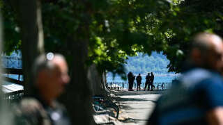 À Annecy, sur la vaste promenade en bordure du lac où a eu lieu l’attaque au couteau visant plusieurs enfants en bas âge et des adultes, plusieurs personnes confirment avoir vu l’auteur des faits errer depuis plusieurs jours.