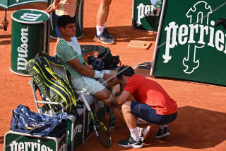 Blessé, Alcaraz s’incline dans la douleur contre Djokovic, premier finaliste de Roland-Garros