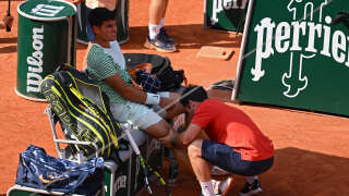 À 1-1 dans le troisième set, Alcaraz a été contraint de soigner une blessure qui lui a coûté le match face à Novak Djokovic, alors que le choc des demi-finales respectait toutes ses promesses.