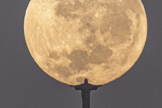 Cette photo sensationnelle du Christ Rédempteur « tenant » la Lune a demandé 3 ans de préparation