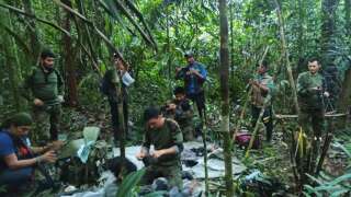 Les militaires avec les quatre enfants retrouvés dans la jungle amazonienne de Colombie, le 9 juin 2023.