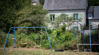This photograph taken on June 12, 2023 shows the garden and swing where a 11-year old girl was killed, in Plonevez-du-Faou, western France. An 11-year-old British girl was shot dead and her father seriously wounded when their Dutch neighbour in northwestern France opened fire on the evening of June 10, 2023, according to authorities. (Photo by Fred TANNEAU / AFP)