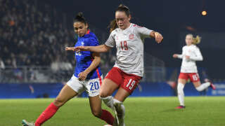 L’attaquante française Delphine Cascarino se bat pour le ballon avec la milieu de terrain danoise Janni Thomsen lors de la 3e édition du Tournoi de France de football féminin amical, en février 2023.