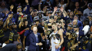 Le Serbe Nikola Jokic reçoit le fameux Bill Russell NBA Finals MVP Award après la victoire 94-89 des Nuggets de Denver contre le Miami Heat dans le cinquième match des finales NBA 2023.