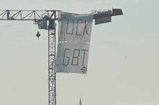 Une banderole anti-LGBT sur une grue de Rennes avant la Marche des fiertés 