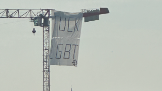 Sur cette photographie prise dans la matinée à Rennes, la banderole de 6 mètres par 11 mètres déployée sur une grue affiche un message clairement homophobe à quelques heures de la Marche des Fiertés.