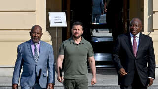 Le président des Comores Azali Assoumani, le président ukrainien Volodymyr Zelensky et le président sud-africain Cyril Ramaphosa à l’issue de leur entretien à Kiev le 16 juin 2023.