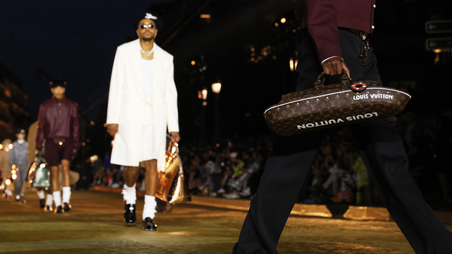Louis Vuitton transforme ses boots les plus populaires du moment en sacs