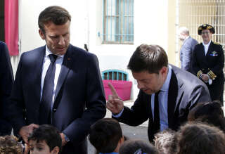 Emmanuel Macron et le maire de Marseille, Benoît Payan, le 2 juin 2022. (Photo by Sebastien NOGIER / POOL / AFP)